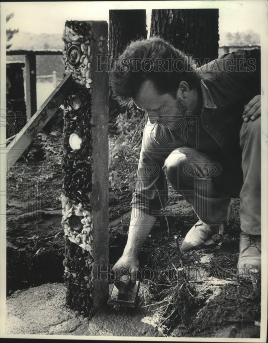 1986 Press Photo Patrick McCauley put a post into new foundation of glass church- Historic Images