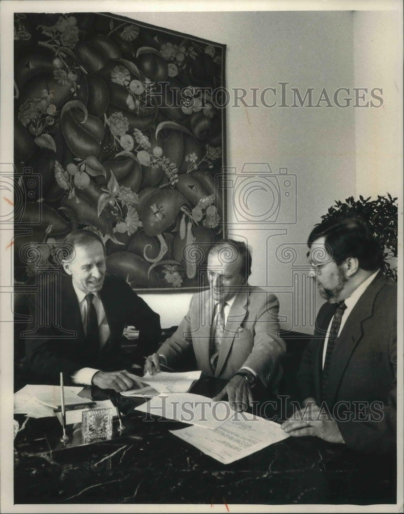 1991 Press Photo Zdenek Macal, Milwaukee Symphony director, signs new contract - Historic Images