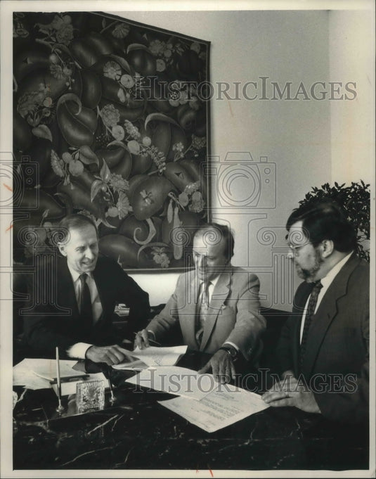 1991 Press Photo Zdenek Macal, Milwaukee Symphony director, signs new contract - Historic Images