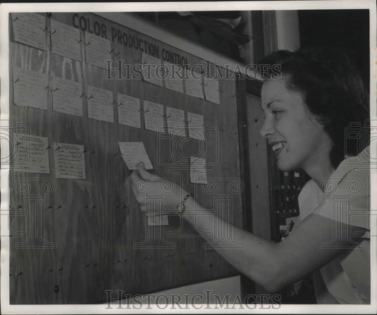 1953 Press Photo Evelyn Smith, Art and Engraving Clerk for The Milwaukee Journal-Historic Images