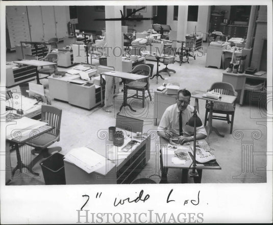1966 Press Photo Milwaukee Journal artist Clarence Holum in empty art department - Historic Images