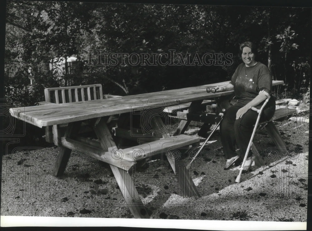 1994 Press Photo Candidate for the National Golden Rule Award, Diane Miller. - Historic Images