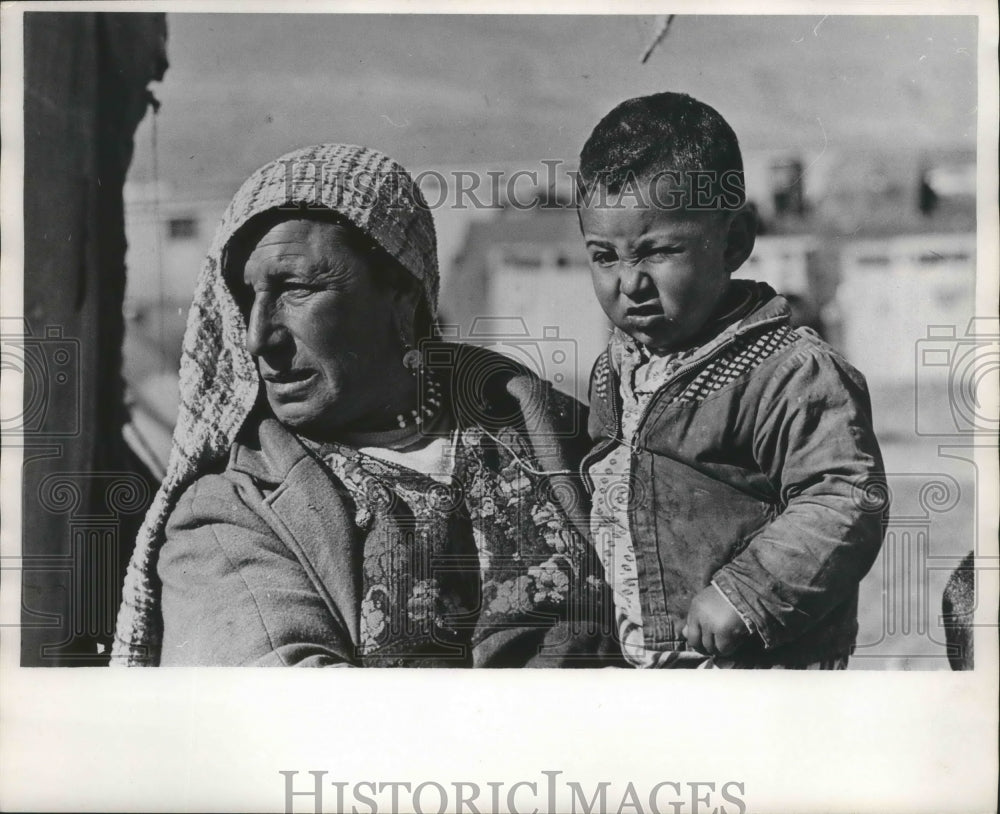 1989 Press Photo Woman holds little boy in Middle Eastern refugee camp - Historic Images