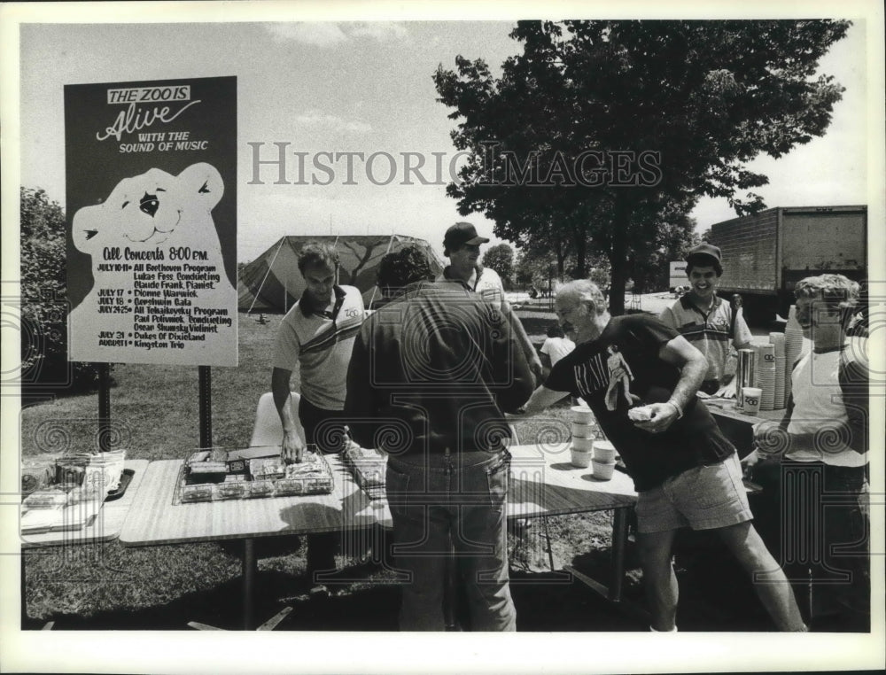 1982 Press Photo Workers take a lunch break in Milwaukee at the zoo - mjb36115 - Historic Images