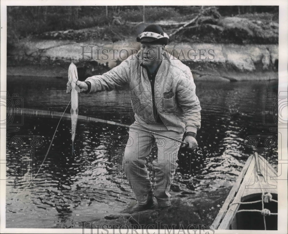 1964 Press Photo Journal Outdoor Writer Tom Guyant Hooks Five Pound Pike-Historic Images