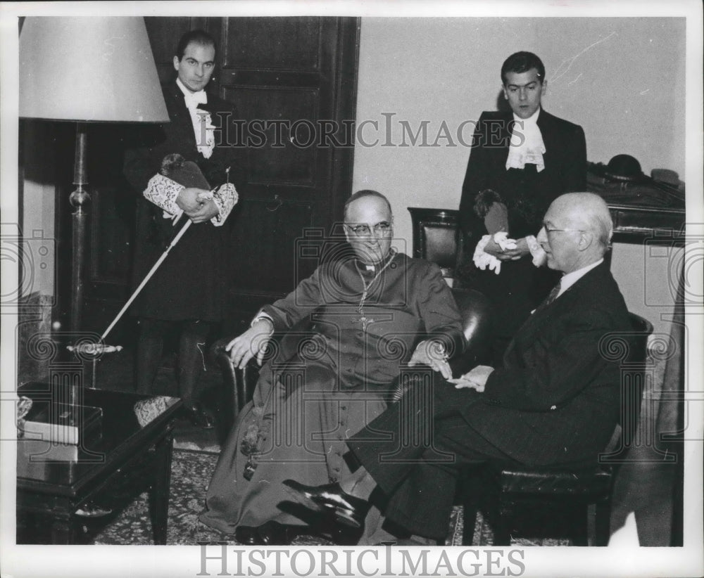 1961 Press Photo Cardinal Albert Meyer talk to the new Cardinals of the church - Historic Images