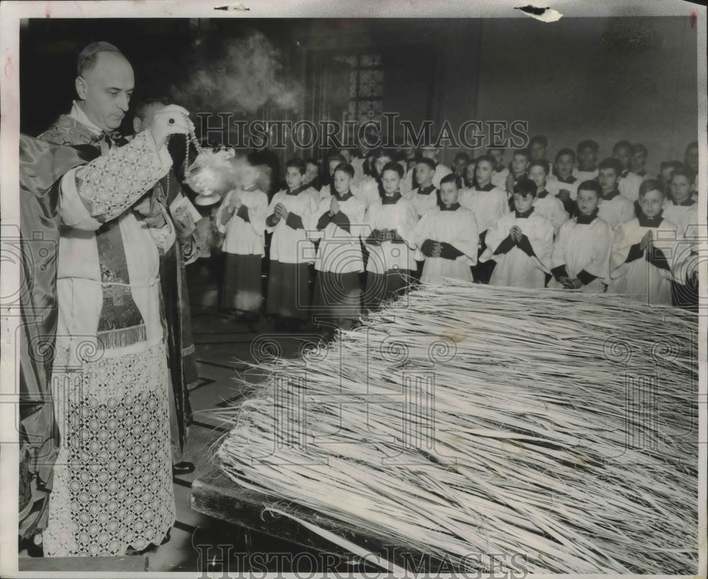 1956 Press Photo Rev. Albert G. Meyer of Milwaukee, blessing of the Palm fronds - Historic Images