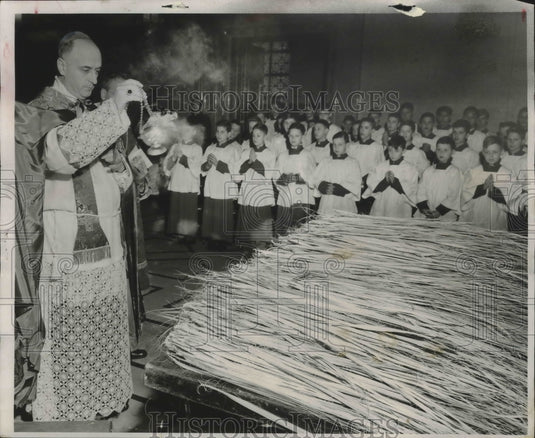 1956 Press Photo Rev. Albert G. Meyer of Milwaukee, blessing of the Palm fronds - Historic Images