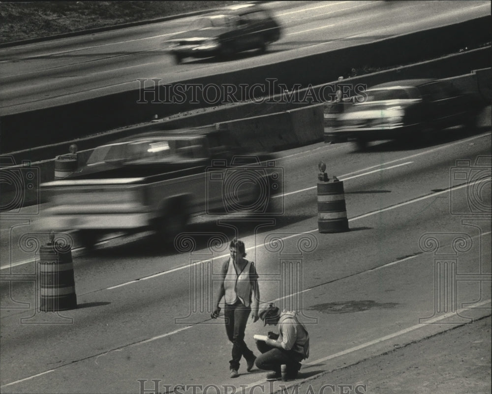 1987 Press Photo Workers painting lines on bridge of Milwaukee freeway - Historic Images