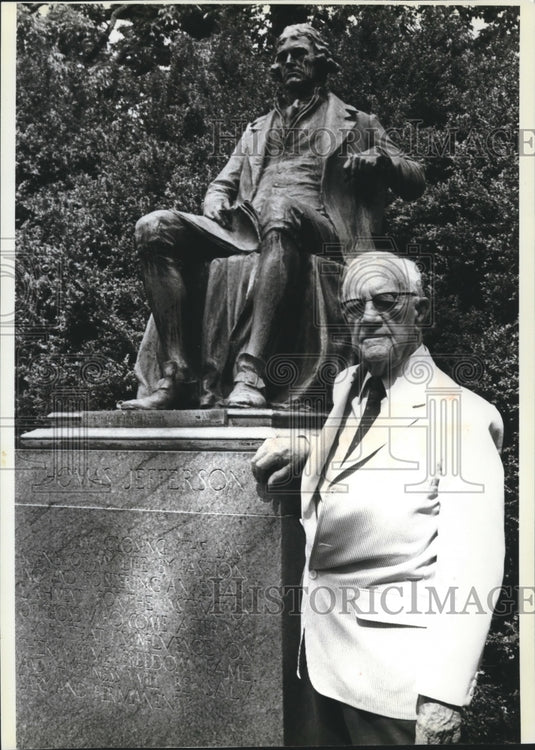 1981 Press Photo Author Dumas Malone near Thomas Jefferson statue in Virginia - Historic Images