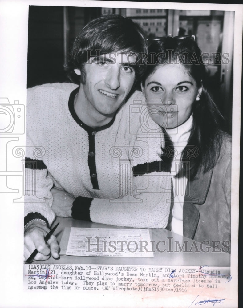 1966 Press Photo Claudia Martin and Lord Timothy Hudson get a marriage license- Historic Images