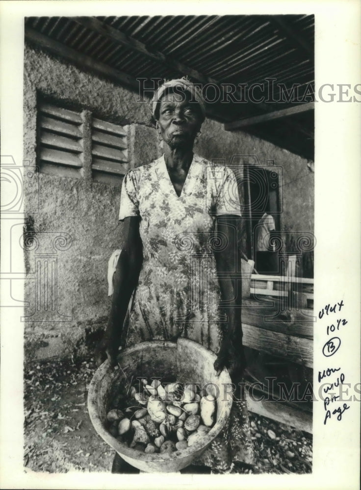 1983 Press Photo Woman Holds Tub of Pebbles in Port-au-Prince, Haiti - mjb37021 - Historic Images