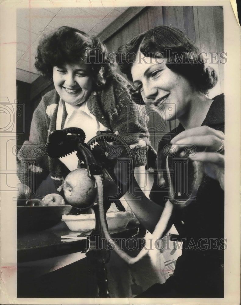 1963 Press Photo Jeanne Young and Barbara Raue use 1879 apple peeler - mjb37161-Historic Images