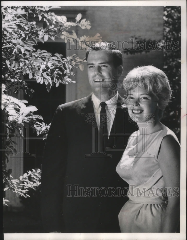 1963 Press Photo Fiances Marjorie Anne Payne Lueloff and John H. Francis - Historic Images