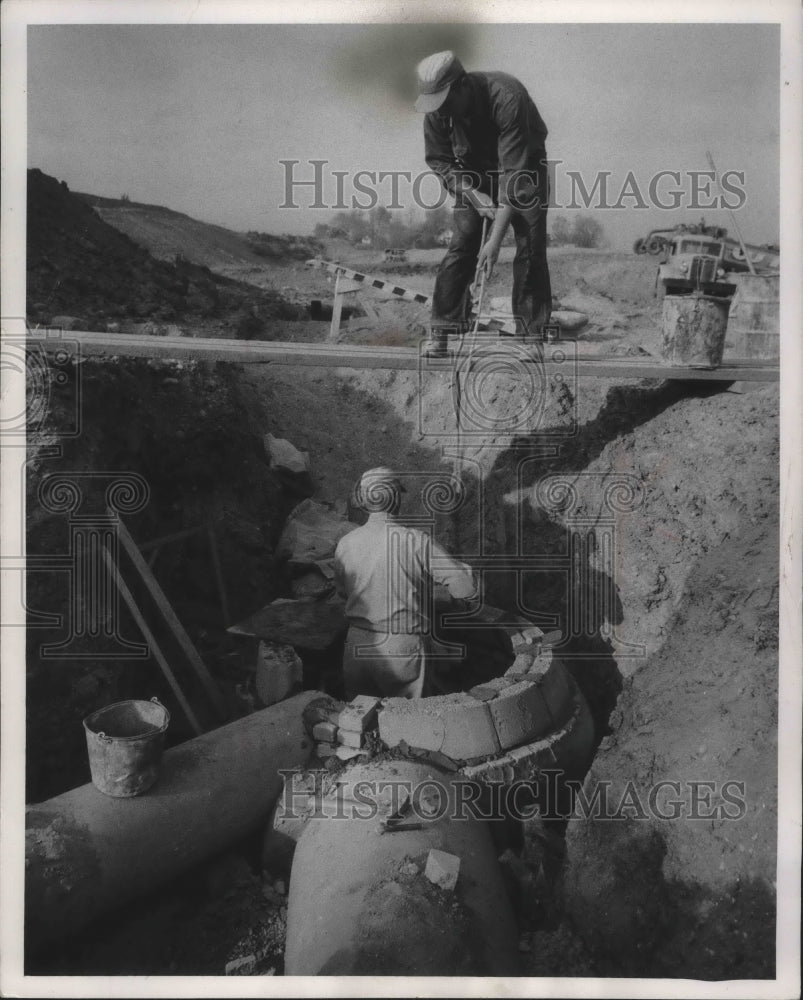 1958 Press Photo Silvio Zanoni, Howard Pfenning Build Sewer on Milwaukee Freeway-Historic Images