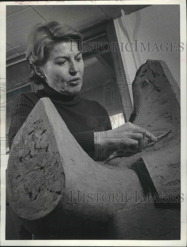 1975 Mary Michie, Wisconsin sculptress. spectrum sculptor work-Historic Images