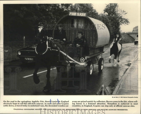 1985 Press Photo Headed to Appleby Fair, Gypsies in England travel in a caravan. - Historic Images