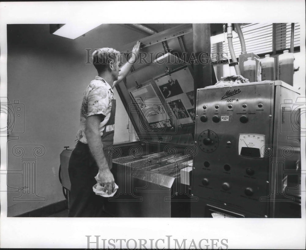 1971 Press Photo Platemaking at The Milwaukee Journal, Milwaukee, Wisconsin. - Historic Images