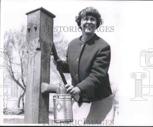 1967 Press Photo employee at "Little and Co. Premium Pumps" in Sheboygan Falls - Historic Images