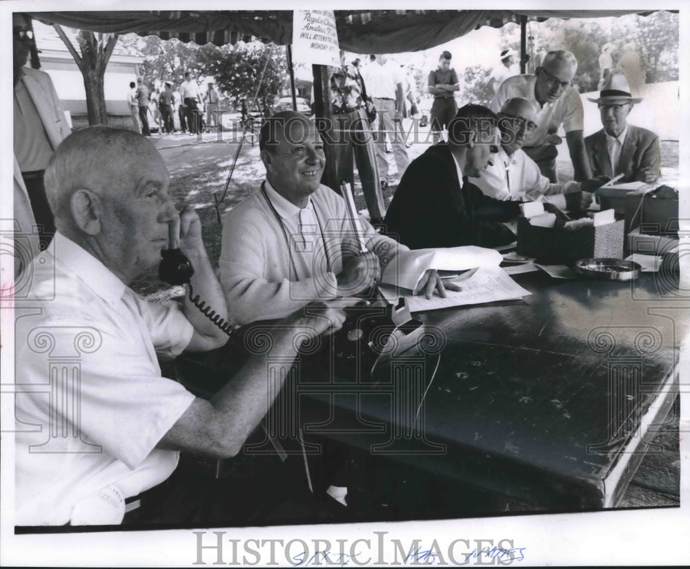 1968 Press Photo Behind the Scenes Workers at Wisconsin Amateur Golf Tournament-Historic Images