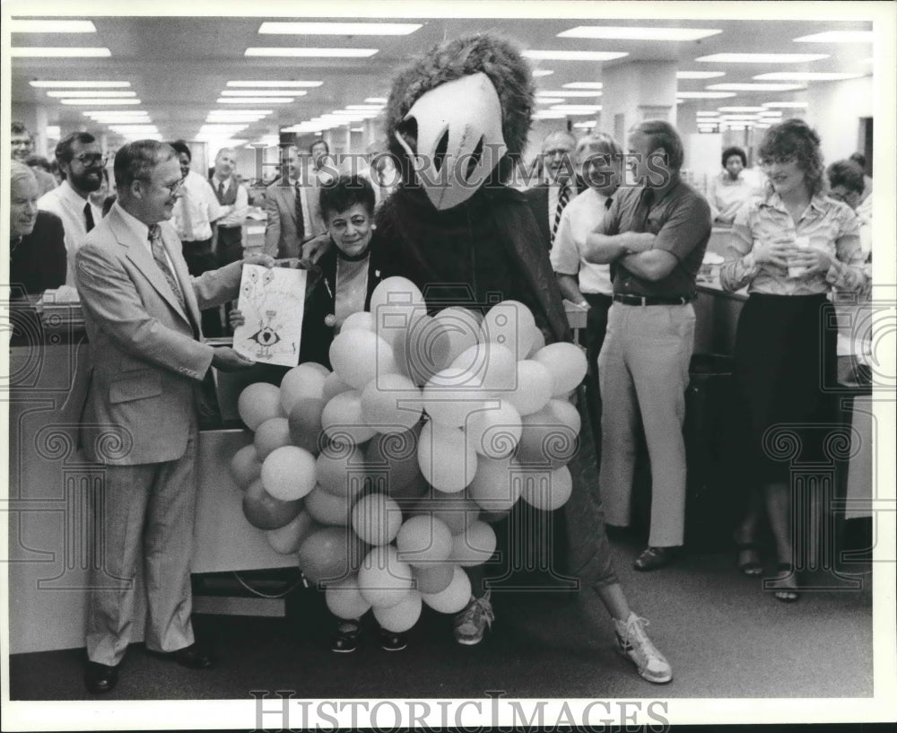 1982 Press Photo Elsa Hahn - Journal Company employee- long time member. - Historic Images