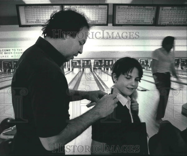 1985 Professional bowler Mark Roth autographs Catherine Begin ...