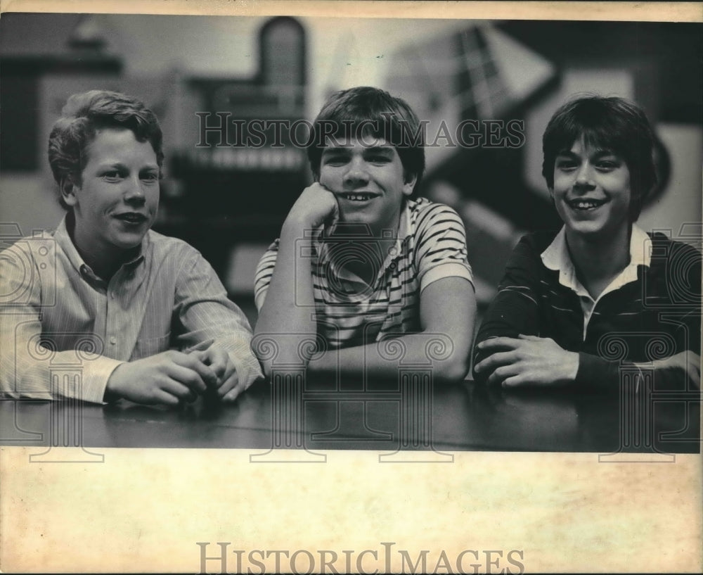 1986 Press Photo Connell Wilkinson, Jay Stevens, Jeff Millmann before haircuts. - Historic Images