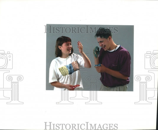 1994 Press Photo Shay Perry and Brad White use Kool Aid as temporary hair color - Historic Images