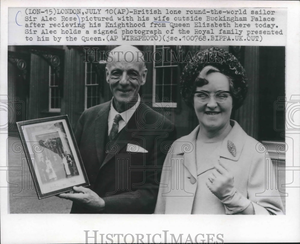 1969 Press Photo Sir Alec Rose with his wife at Buckingham Palace - mjb37913-Historic Images