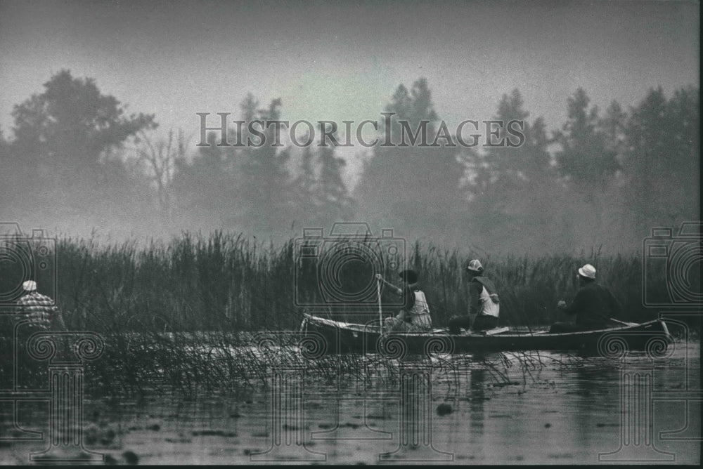 1984 Press Photo Canoeists enter foggy marsh on Ashippun Lake. - Historic Images