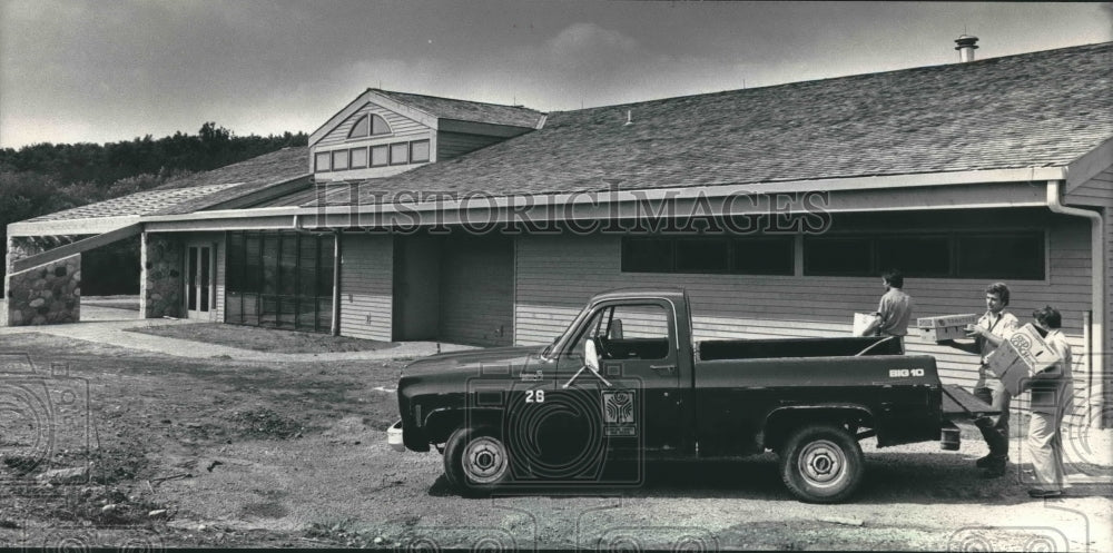 1986 Press Photo Retzer Nature Center, 6,000 square feet, opens doors this week. - Historic Images