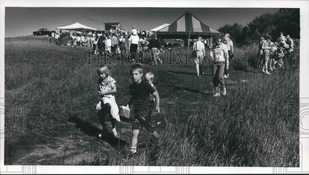1988 Press Photo Children play at Apple Harvest Festival at Retzer Nature Center - Historic Images