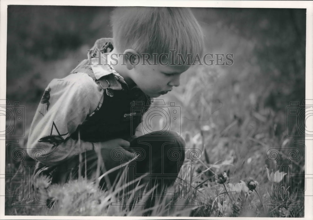 1989 Press Photo Craig Kostenko playing at Retzer Nature Center in Waukesha - Historic Images