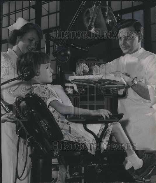 1979 Press Photo Barbara Kosinski, new dental chair at Marquette University. - Historic Images