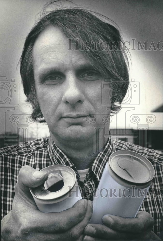 1984 Press Photo James Rossetti demonstrates his invention for beverage-cans - Historic Images