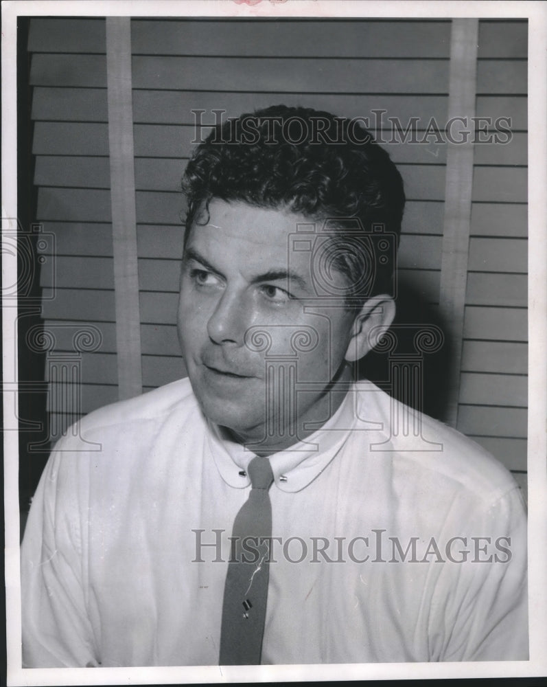 1960 Press Photo William D. Rossiter, chief, fire marshall division, Milwaukee - Historic Images