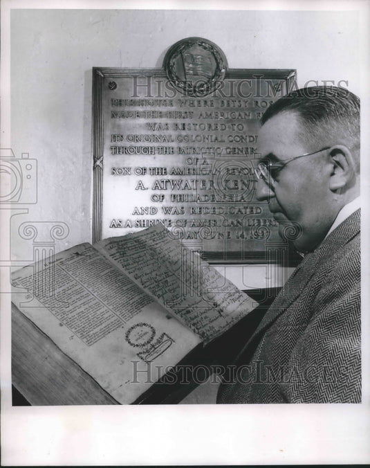 1952 Press Photo Betsy Ross family Bible, right hand page is the family records - Historic Images