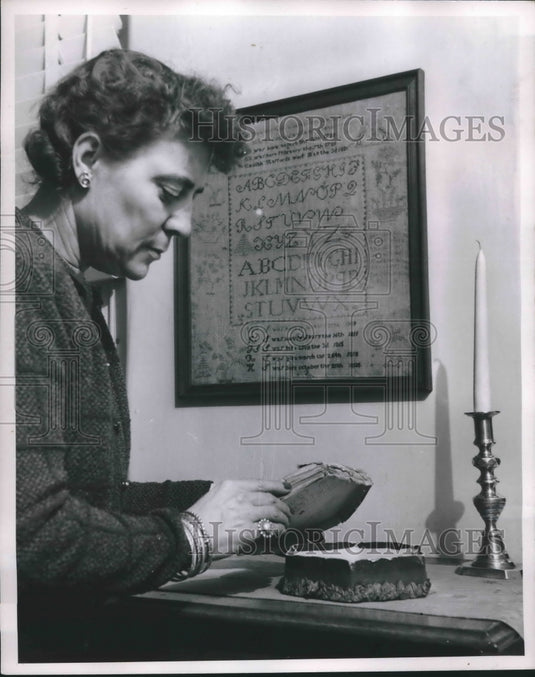 1952 Press Photo A sewing box owned by Betsy Ross, handled by Louise Stewart - Historic Images