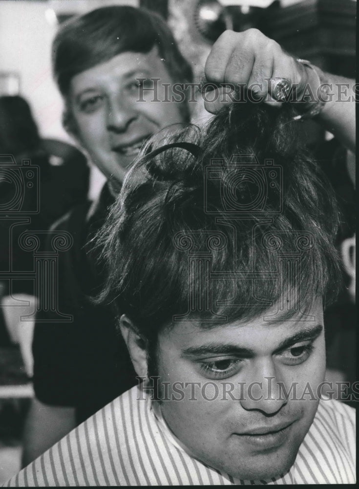 1969 Press Photo Hairweaving procedure for men painless but costly - mjb38499-Historic Images