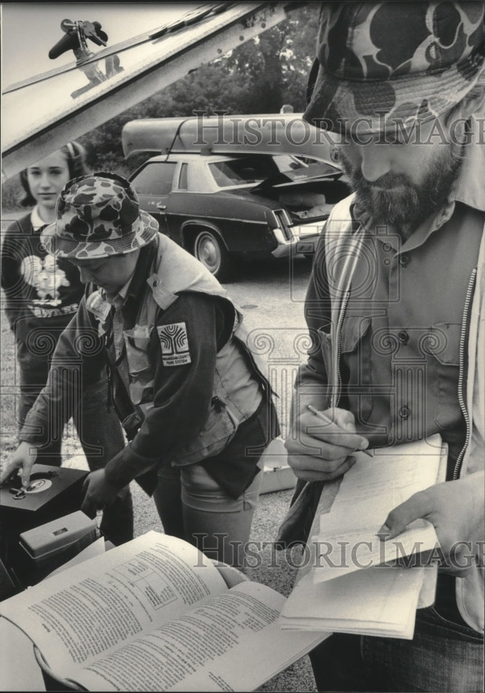 1984 Press Photo naturalists Wendy Wilson and Scott Theil in Waukesha County - Historic Images