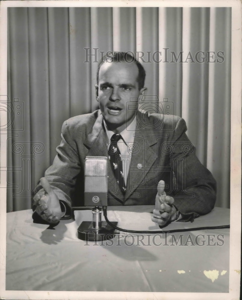 1952 Press Photo William Proxmire preparing for a radio marathon talk - Historic Images