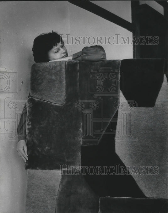 1977 Press Photo Fur artist Dorothy Provis - mjb39128-Historic Images