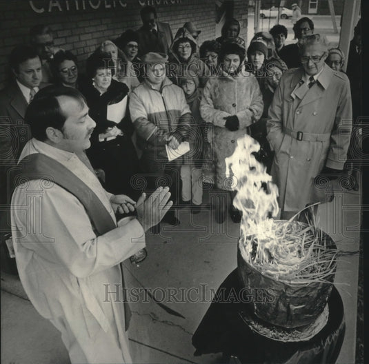 1984 Press Photo Father Strandinger blesses palm leaves for Ash Wednesday - Historic Images