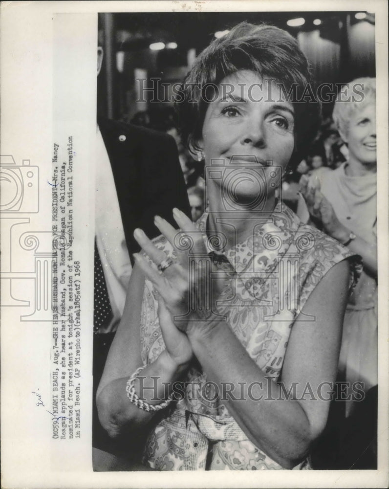 1968 Press Photo Mrs. Nancy Reagan Applauds for Husband in Miami Beach - Historic Images