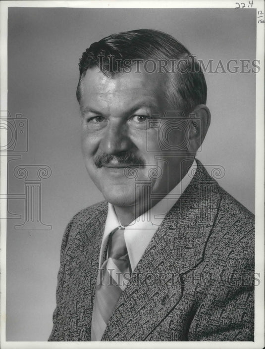1974 Press Photo Hugo Regnitz Candidate Ozaukee County Deed Register Wisconsin - Historic Images