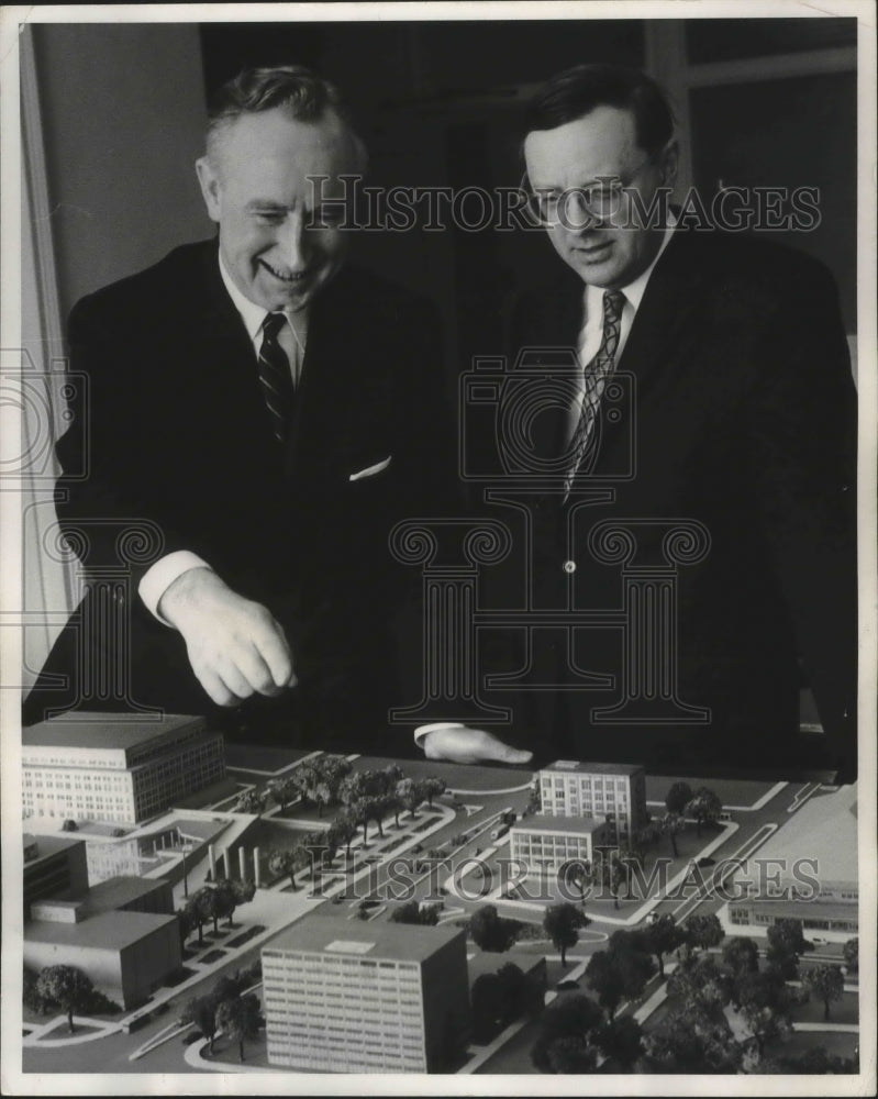 1958 Press Photo Thomson and Zeidler discuss the new state office building.-Historic Images