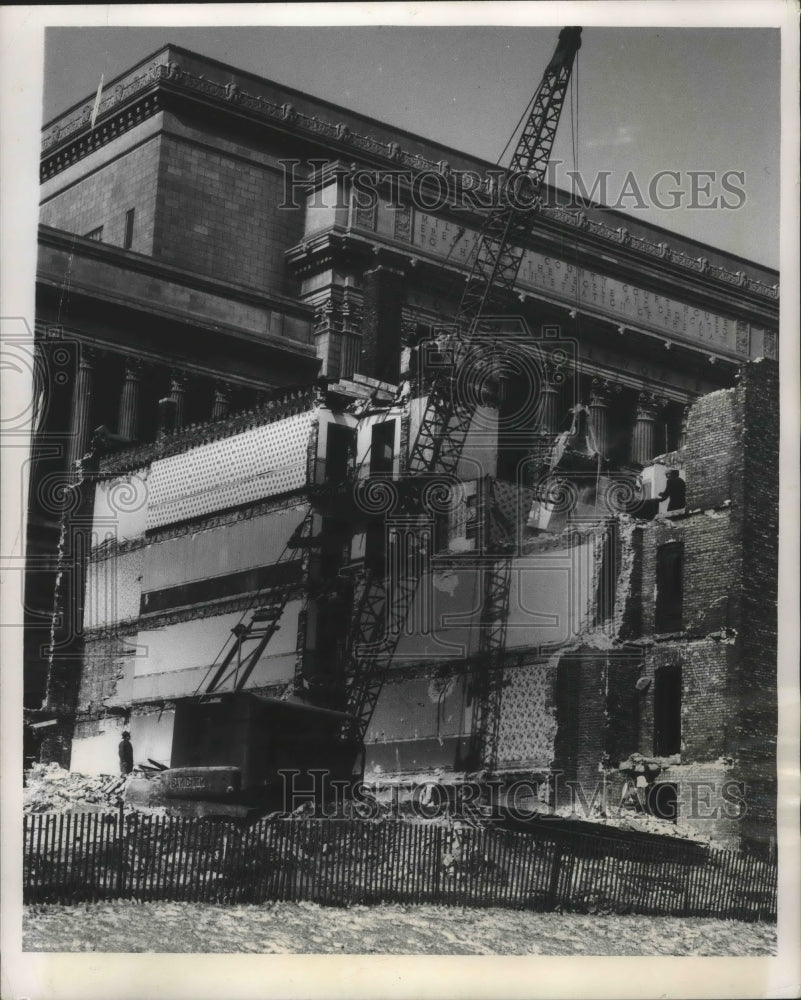 1958 Press Photo Old apartments torn down for Milwaukee Civic Center project. - Historic Images