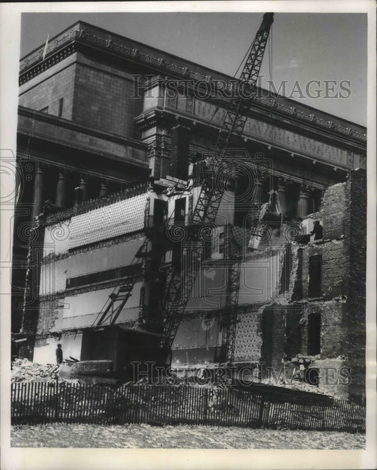 1958 Press Photo Old apartments torn down for Milwaukee Civic Center project. - Historic Images