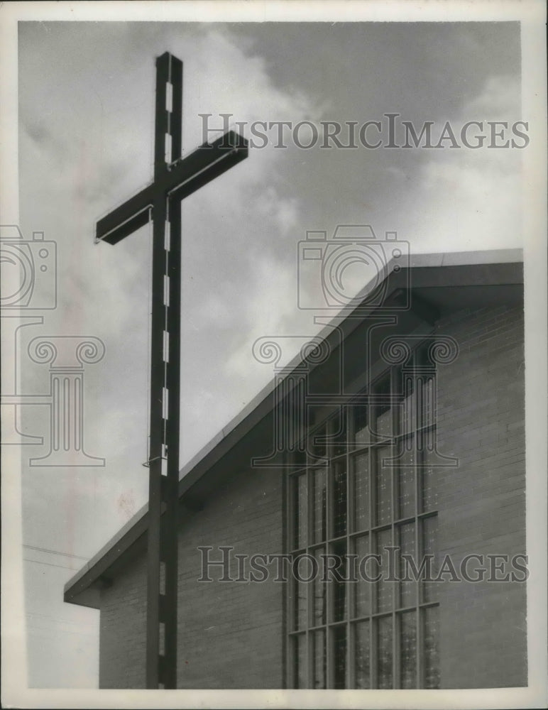 1958 Press Photo Plymouth Congregational church, steel cross at top, Eau Claire. - Historic Images