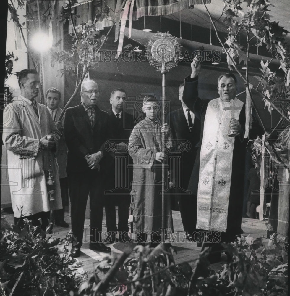 1965 Press Photo Rev. Sava Vujkov blessed oak branches at a religious ceremony - Historic Images